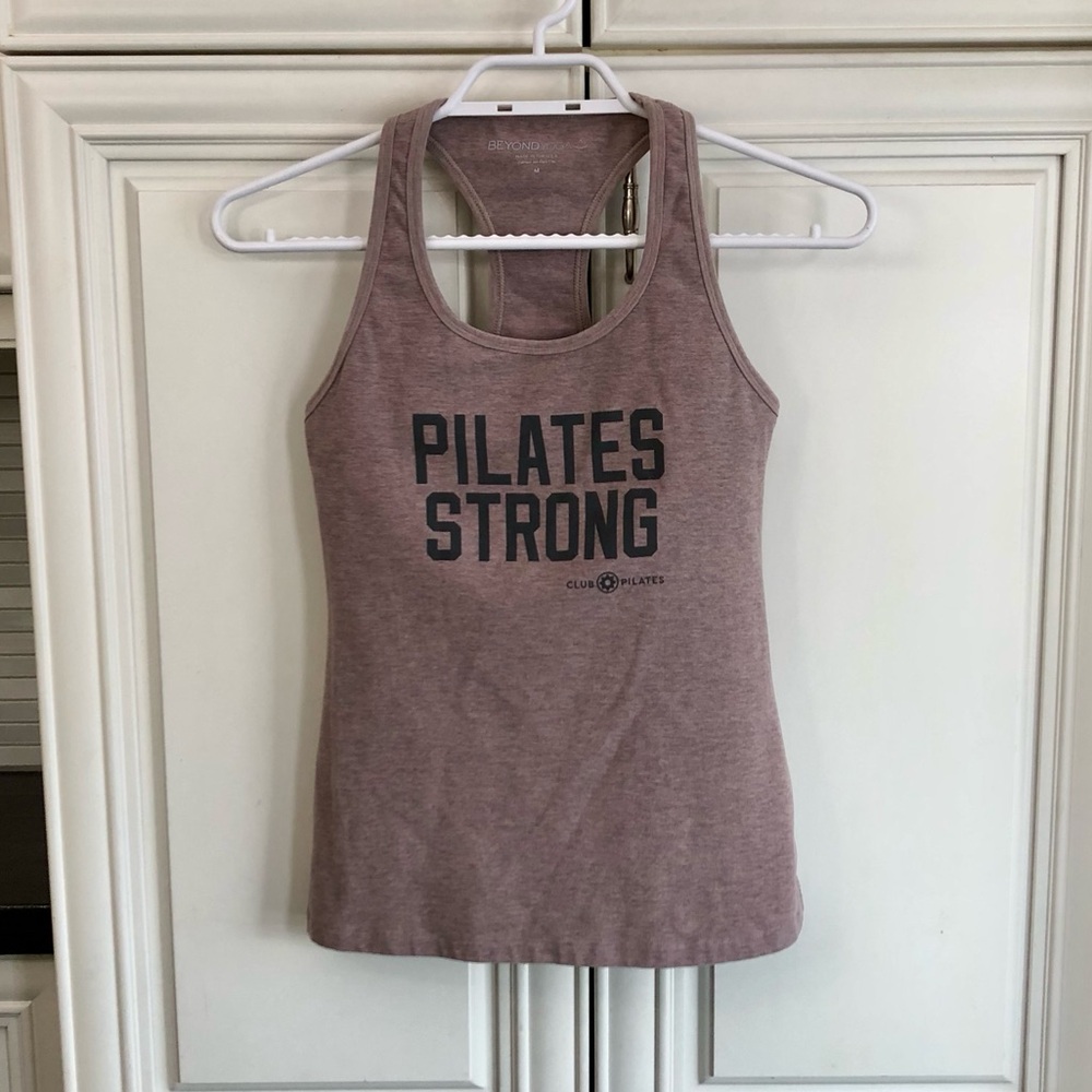 Beyond Yoga “Pilates Strong” women’s tank top with interior bra 🍋